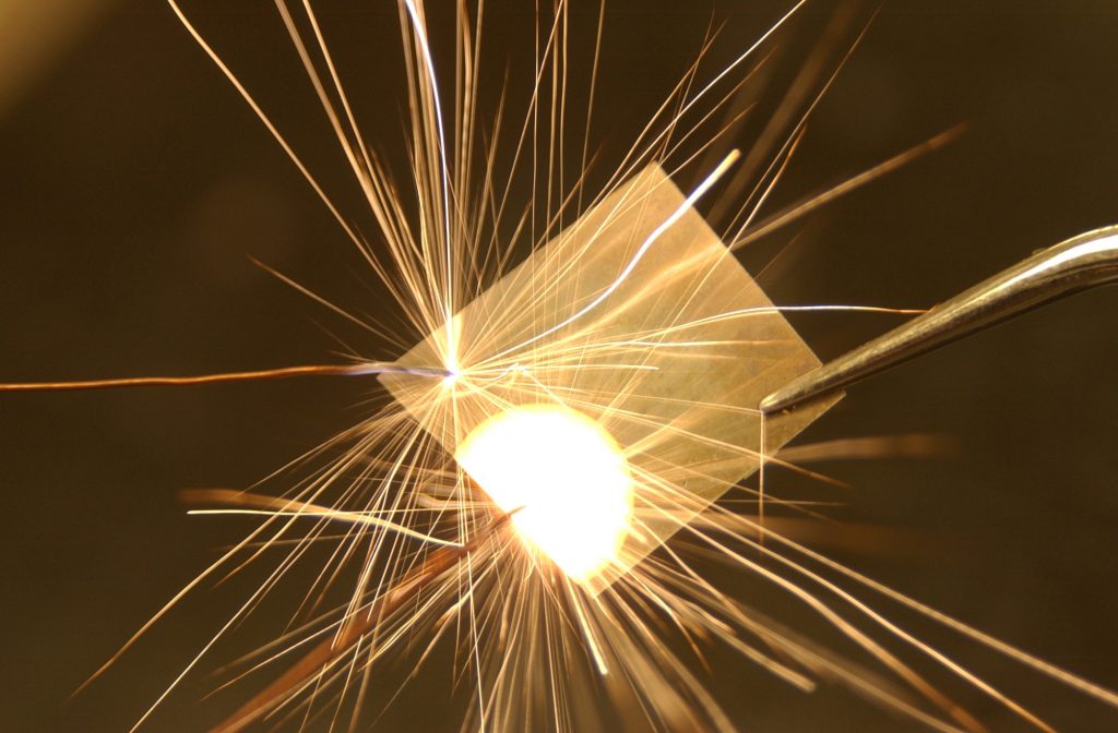 Großaufnahme der Reaktion der reaktiven Nanofolie